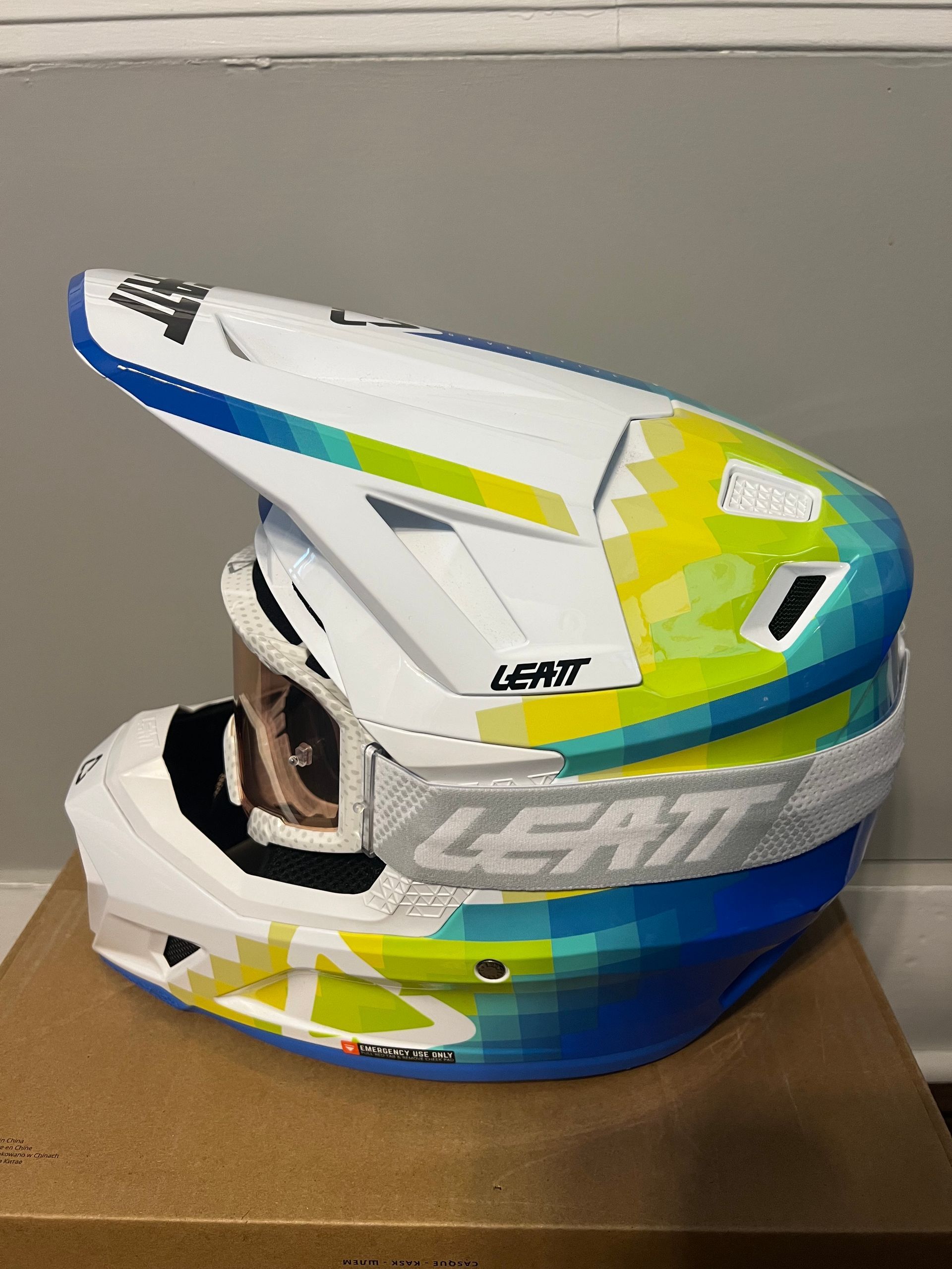 Leatt - 7.5 Helmet Kit w/Goggles - Medium