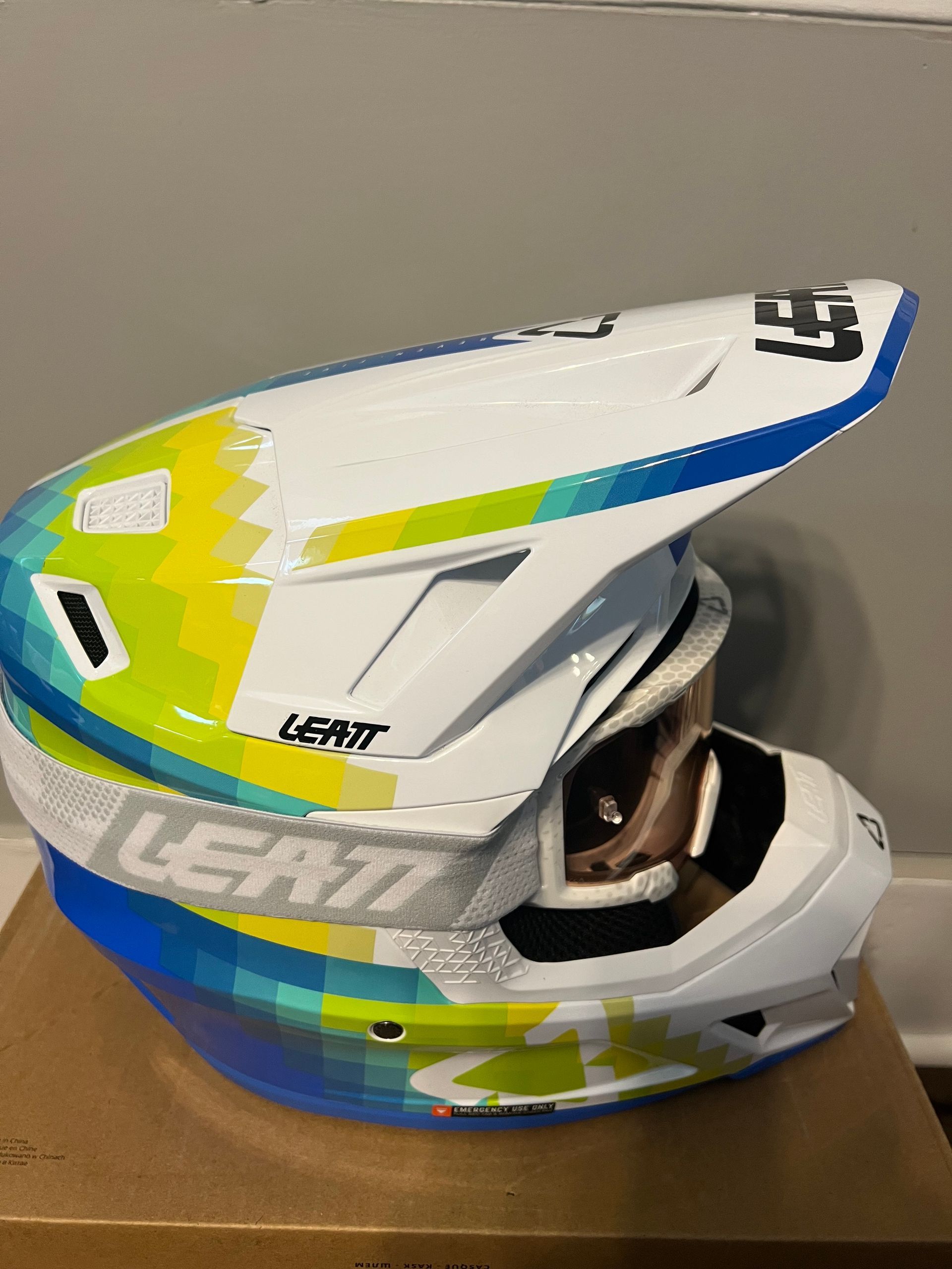Leatt - 7.5 Helmet Kit w/Goggles - Medium