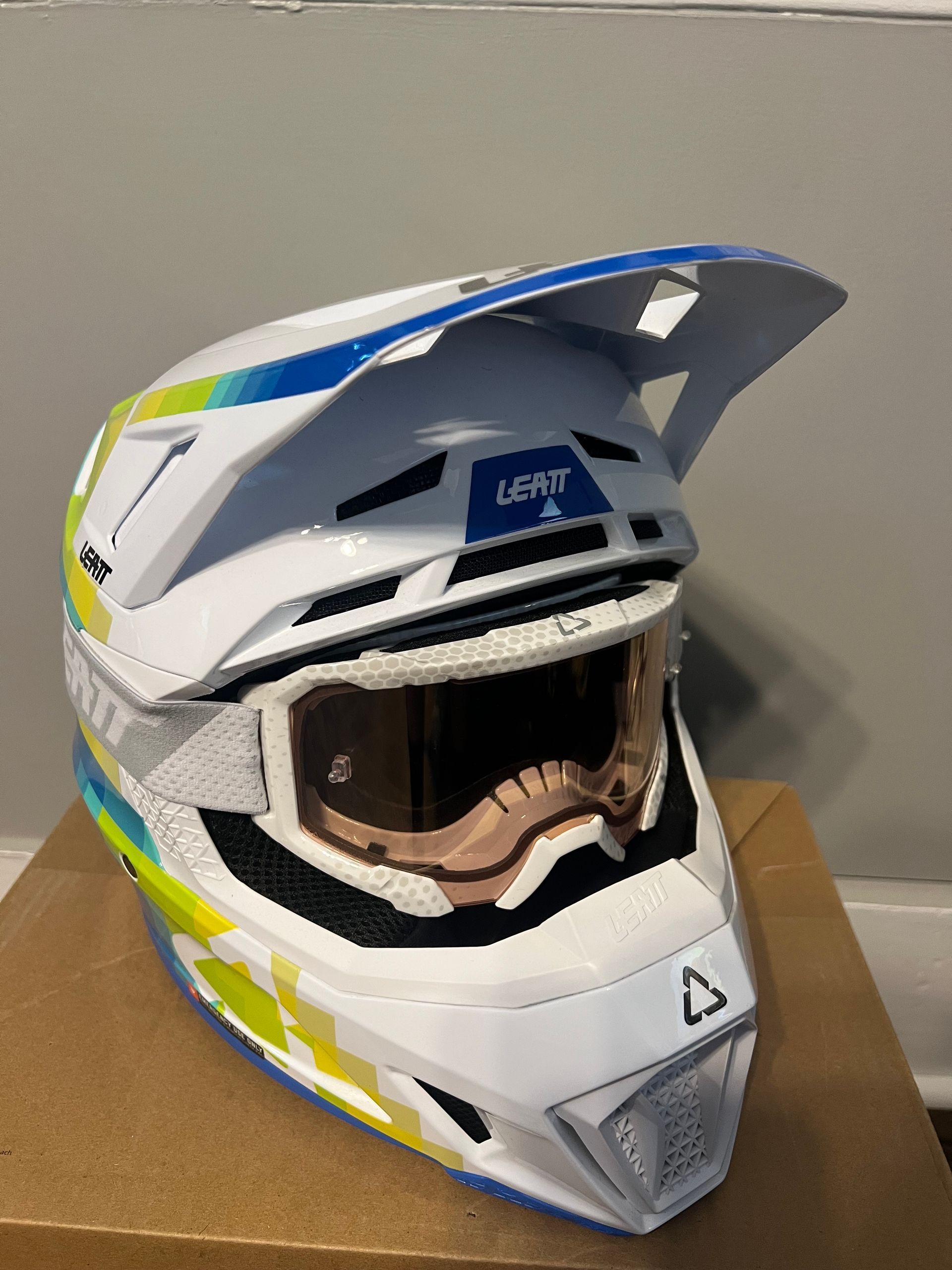 Leatt - 7.5 Helmet Kit w/Goggles - Medium