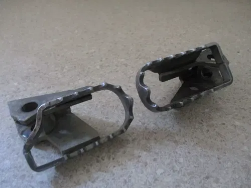 2001 YAMAHA TTR 125L FOOTPEGS SET PEGS LEFT RIGHT W/ PINS, FITS ALL, M186
