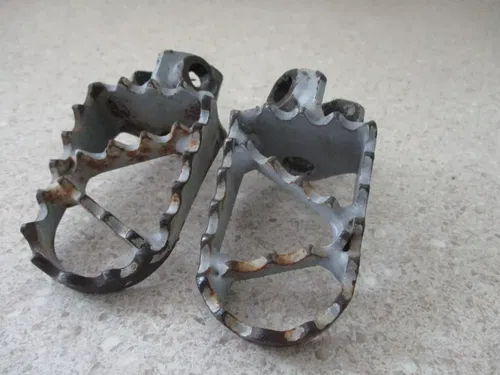 2006 KTM 65 FOOTPEGS PEGS LEFT RIGHT SET W/ HARDWARE, FITS 02-08, M177