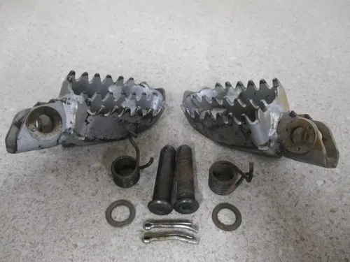 2007 KAWASAKI KX65 FOOTPEGS PEGS LEFT RIGHT W/ SPRINGS, FITS ALL, M119