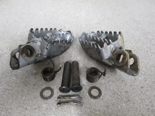 2007 KAWASAKI KX65 FOOTPEGS PEGS LEFT RIGHT W/ SPRINGS, FITS ALL, M119