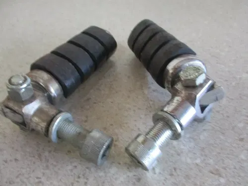 HARLEY DAVIDSON STREETGLIDE FOOT PEGS W/ MOUNTS