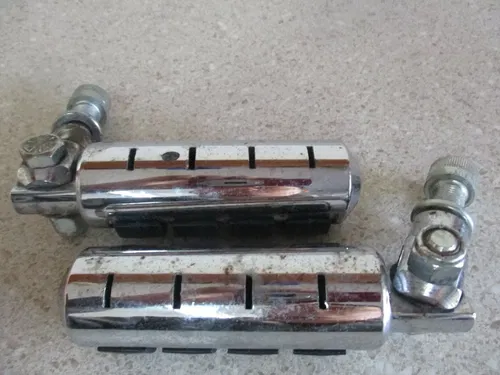 HARLEY DAVIDSON STREETGLIDE FOOT PEGS W/ MOUNTS