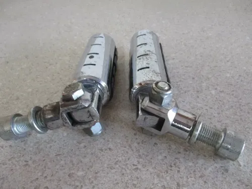 HARLEY DAVIDSON STREETGLIDE FOOT PEGS W/ MOUNTS