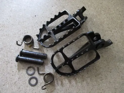 2022 KAWASAKI KX 450 FOOTPEGS PEGS SET W/ SPRINGS COMPLETE, FITS 19-23, M236