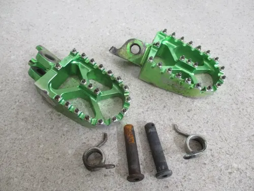 2012 KAWASAKI KX250F TURNER GREEN ALUMINUM FOOTPEGS PEGS LEFT RIGHT, M107