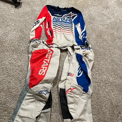 used alpinestars gearset. size small and 28 pant
