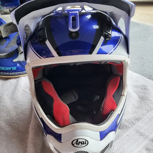 Aria helmet like new!