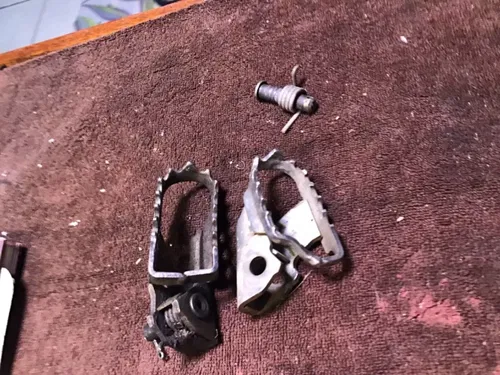 2007 Yamaha TTR125 mismatching footpegs foot pegs