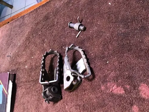 2007 Yamaha TTR125 mismatching footpegs foot pegs