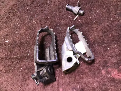 2007 Yamaha TTR125 mismatching footpegs foot pegs