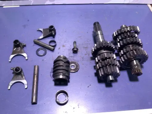 2005 HONDA CRF450R OEM ENGINE TRANSMISSION TRANNY ASSEMBLY GEARS 23210-MEN-A00