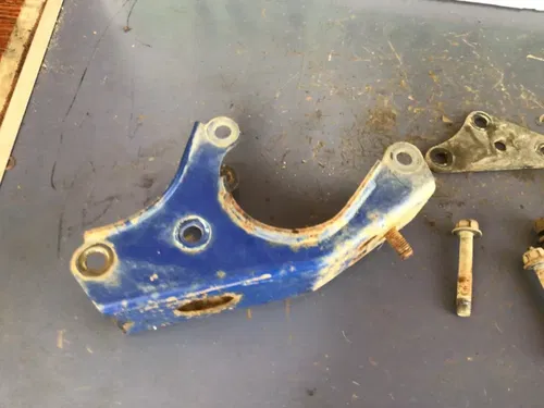 1996 96 YAMAHA XT 225 XT225 FRONT ENGINE MOTOR MOUNT W/ BOLTS HARDWARE