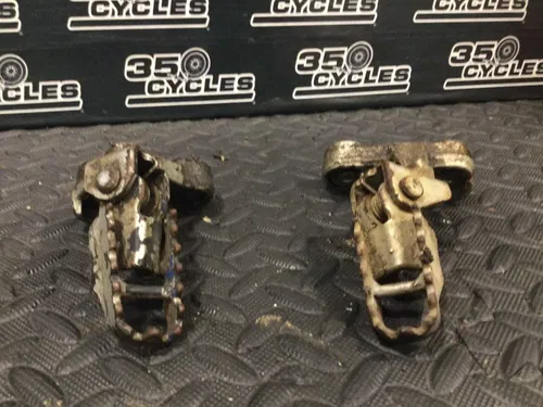 91 Suzuki DR350 DR 350 250 OEM Footpegs Foot Peg Rest Mount Bracket 7-A