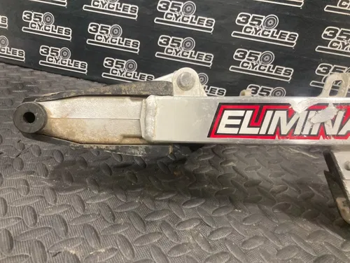 02-23 SUZUKI RM 85 RM 85L OEM PIVOT swing arm  SWINGARM SHAFT 61211-02B40