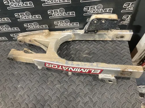 02-23 SUZUKI RM 85 RM 85L OEM PIVOT swing arm  SWINGARM SHAFT 61211-02B40