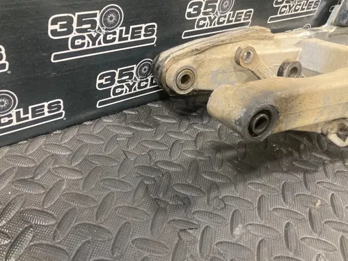 02-23 SUZUKI RM 85 RM 85L OEM PIVOT swing arm  SWINGARM SHAFT 61211-02B40