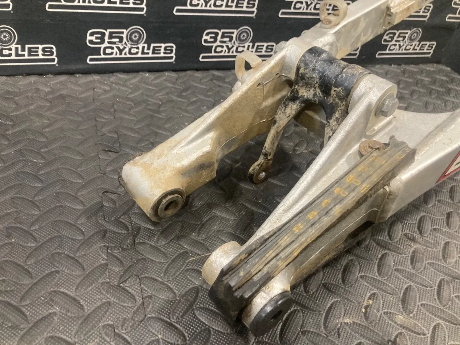 02-23 SUZUKI RM 85 RM 85L OEM PIVOT swing arm  SWINGARM SHAFT 61211-02B40