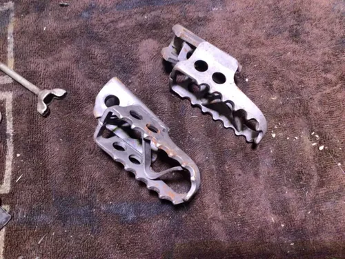 1989 - 1991 Yamaha Yz 125 Foot pegs gas tank straps