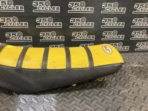 2008 02-23 RM85 OEM GREAT SEAT WITH GUTS GRIPPER COVER BASE PAD 45100-03BA0-DNA