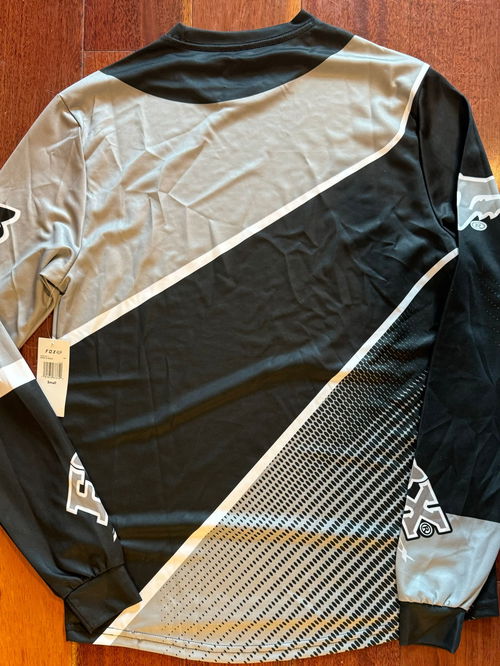 New with tags. Fox jersey/shirt size small 