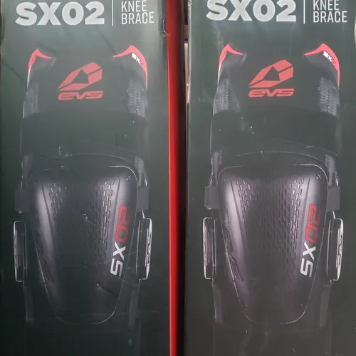 EVS SXO2 Knee Braces - Medium Pair