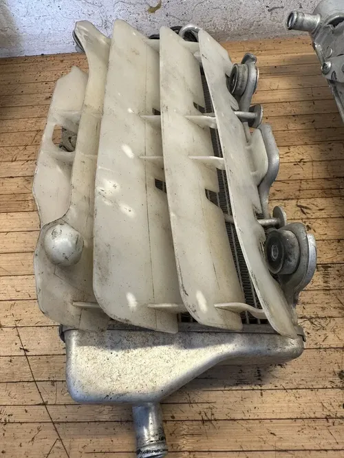07 08 09 YAMAHA YZ450F YZ 450F OEM FACTORY RADIATORS SHROUDS 2S2-1240A-70-00