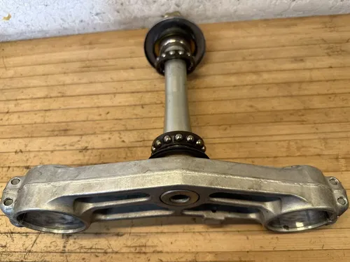 99-07 SUZUKI GSXR1300R BUSA OEM STRAIGHT FRONT FORKS CLAMP LOWER TRIPLE TREE