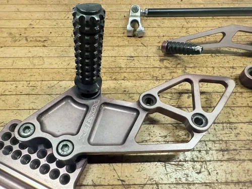 05 06 KAWASAKI NINJA ZX6R ZX 636 VORTEX SHIFT BRAKE RIGHT LEFT REARSETS BRACKETS