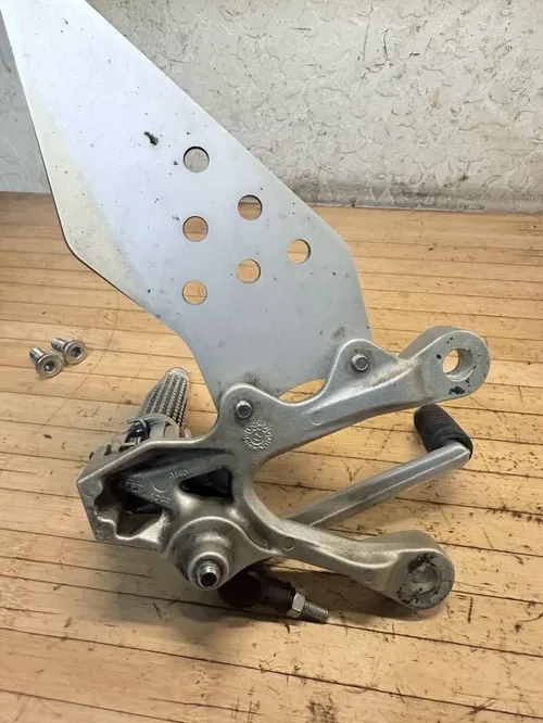 05-06 KAWASAKI NINJA ZX6R ZX 636 LEFT OEM REARSET REAR SET FOOT SHIFTER PEG NICE
