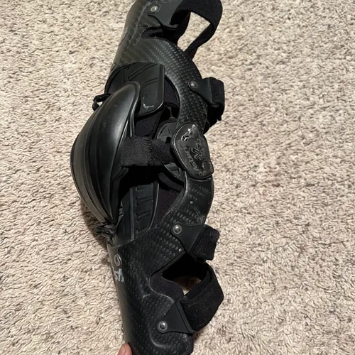 Asterisk Carbon Cell 1 Knee braces 