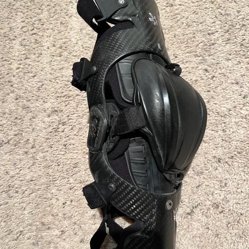 Asterisk Carbon Cell 1 Knee braces 