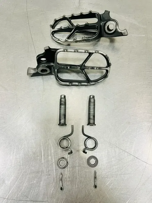 2023 Honda CRF450R Foot Pegs Left Right Set OEM Footrests 50660-MKE-A70 CRF