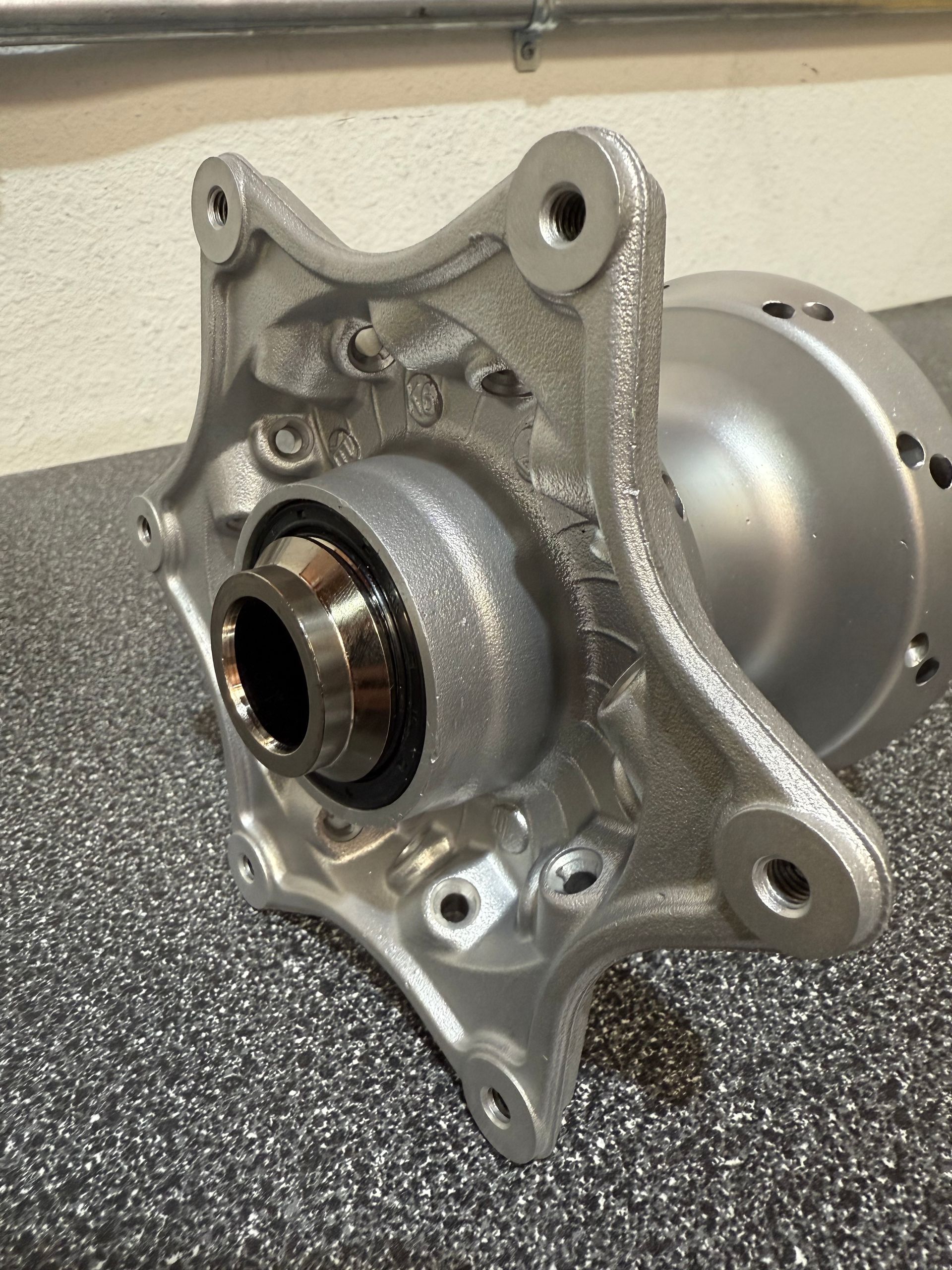 KTM front Hub 16-25 