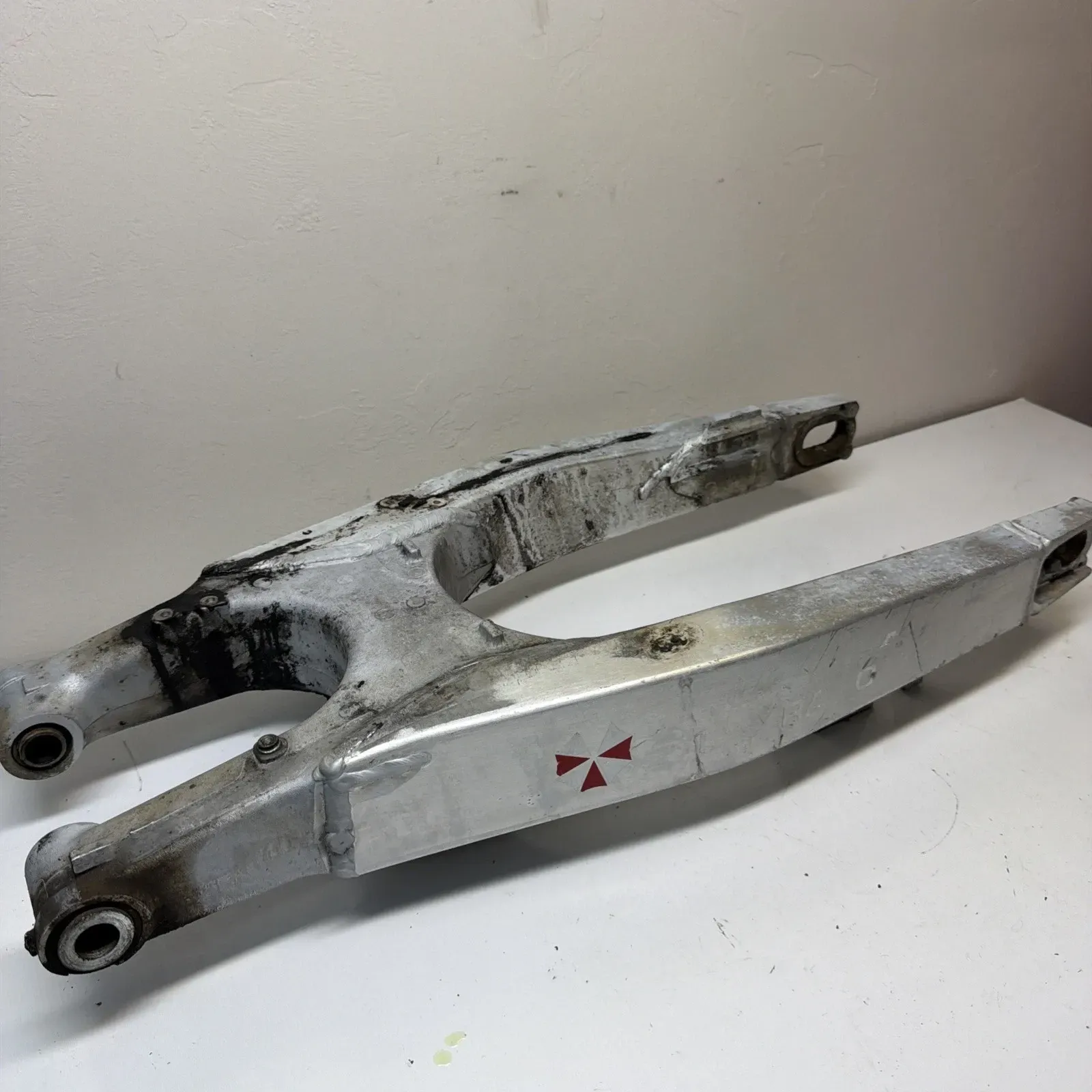 2000 2001 HONDA CR 250 R OEM SWINGARM REAR WHEEL MOUNT