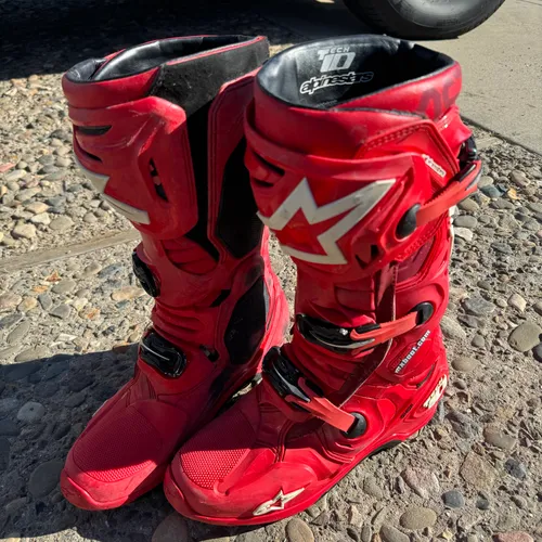 Red Alpine Stars Tech 10s