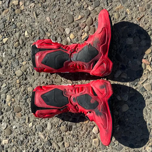 Red Alpine Stars Tech 10s