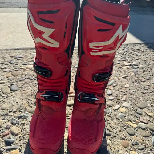 Red Alpine Stars Tech 10s