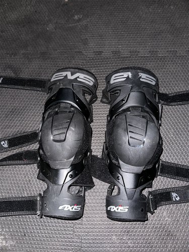 EVS Axis Sport  Knee Braces