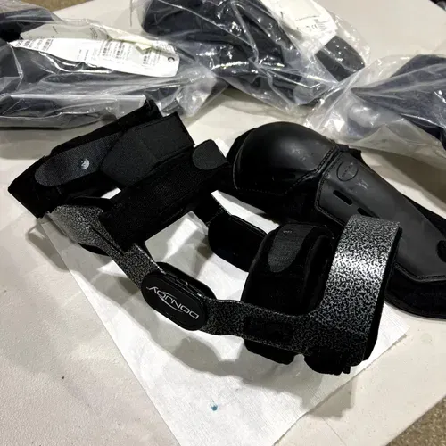 DonJoy Knee brace/guard (Right side) Size: M/L