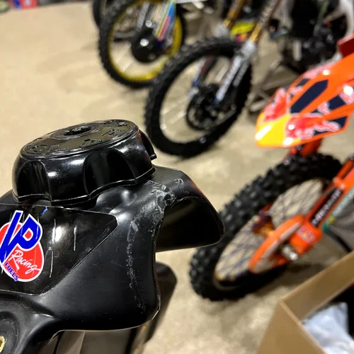 Suzuki RM125/250 Gas Tank & shrouds (Black)