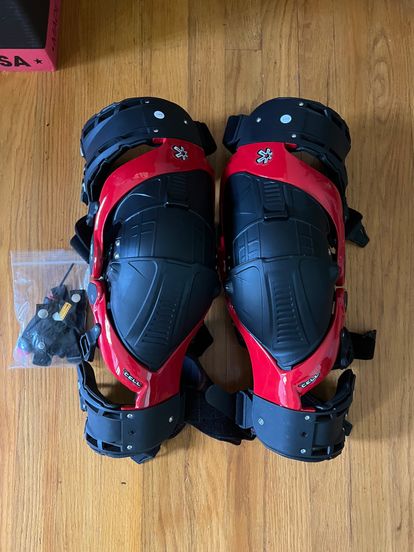 ASTERISK ULTRA CELL 2.0 KNEE BRACE PAIR - LIKE NEW 