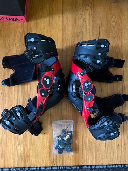 ASTERISK ULTRA CELL 2.0 KNEE BRACE PAIR - LIKE NEW 