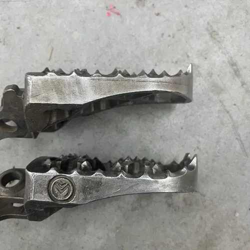 Moose Pegs 