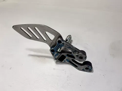 2007 Suzuki GSXR750 Foot Peg Mounting Bracket Left Side Footpeg OEM GSXR 750