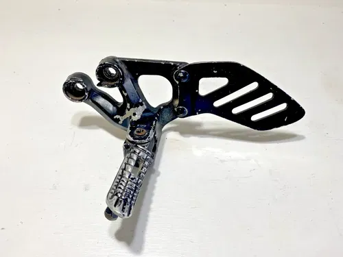 2007 Suzuki GSXR750 Foot Peg Mounting Bracket Left Side OEM Footpeg GSXR 750
