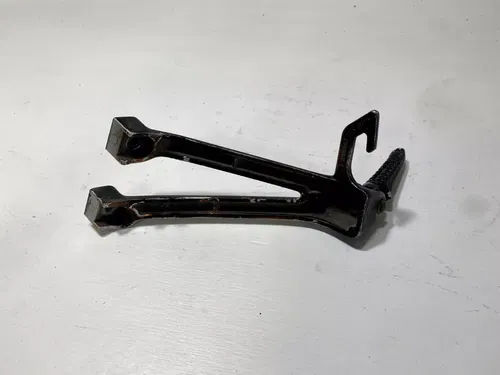 2007 Suzuki GSXR750 Rear Passenger Foot Peg And Mount OEM 4370001H0013L GSXR 750