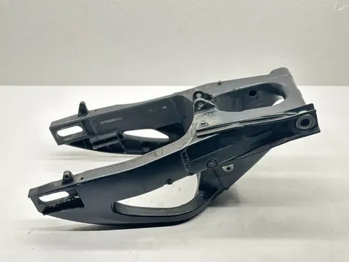 2009 Suzuki GSXR 600 Rear Swingarm Suspension 61000-01H10-YAP Swing Arm GSXR600